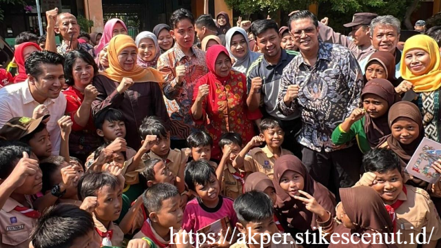 Momen Siswa Berebut Buku Saat Gibran